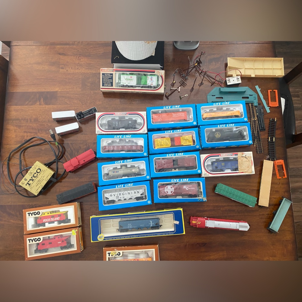 HO scale Train Lot, Life Like, Tyco Trains,EZ Tracks, Light Polls, TransformeEct